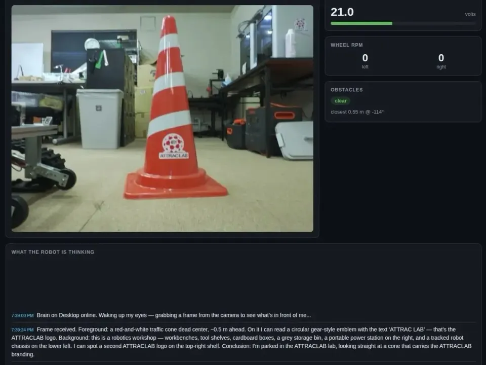 ロボットのカメラ映像に赤白のコーンが映った画面。右側にバッテリー電圧などの数値、下にAIの思考の記録が文章で並んでいる