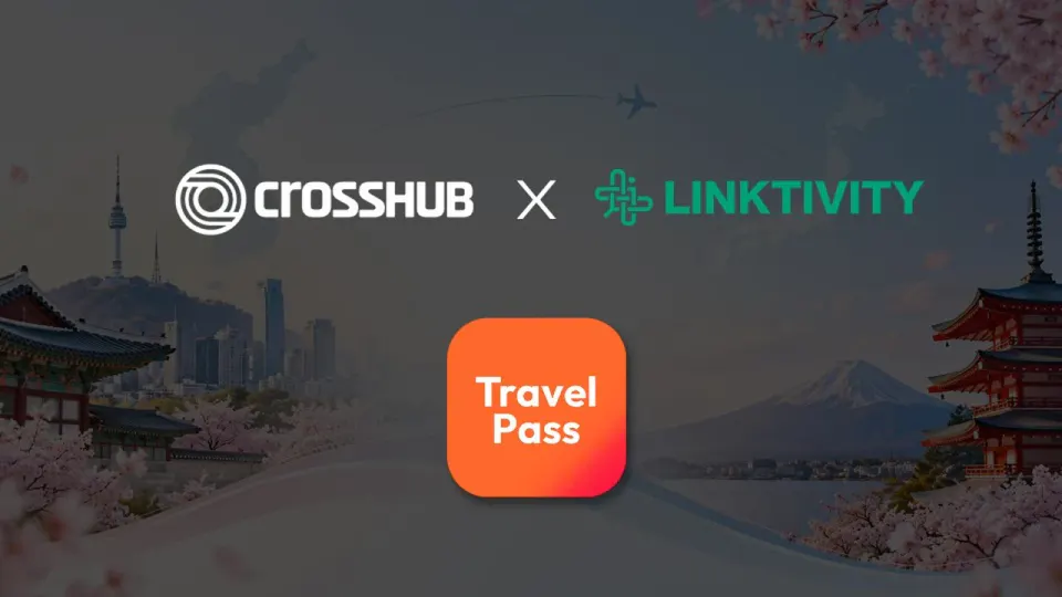 桜と日本の五重塔、富士山、韓国の街並みを背景に、CrossHubとLINKTIVITYのロゴ、オレンジ色のTravel Passのアイコン