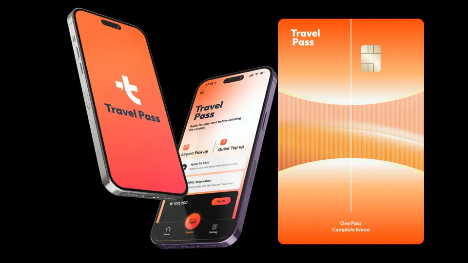 オレンジ色のTravel Passのアプリを表示した2台のスマートフォンと、オレンジ色のTravel Passのカード