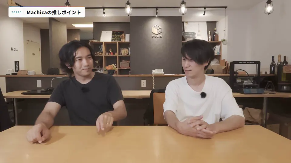 テーブルを囲んで対談するDATA TIMES編集長の小笠原海人とWAN代表の三谷歩さん
